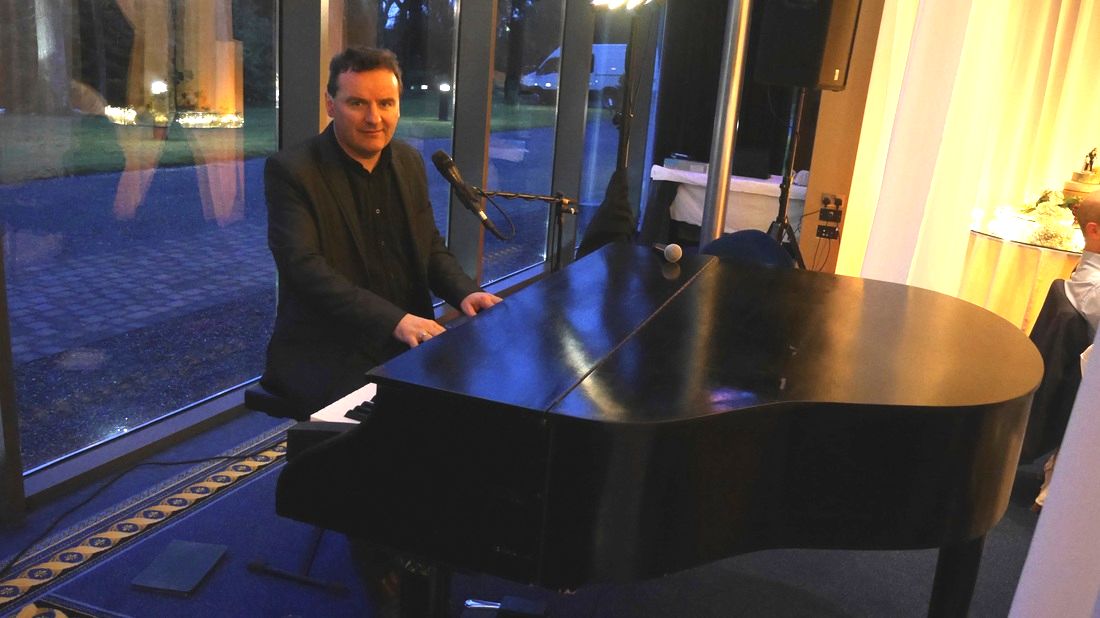 Lough Rynn Castle, Wedding Singer and Piano player Sean De Burca